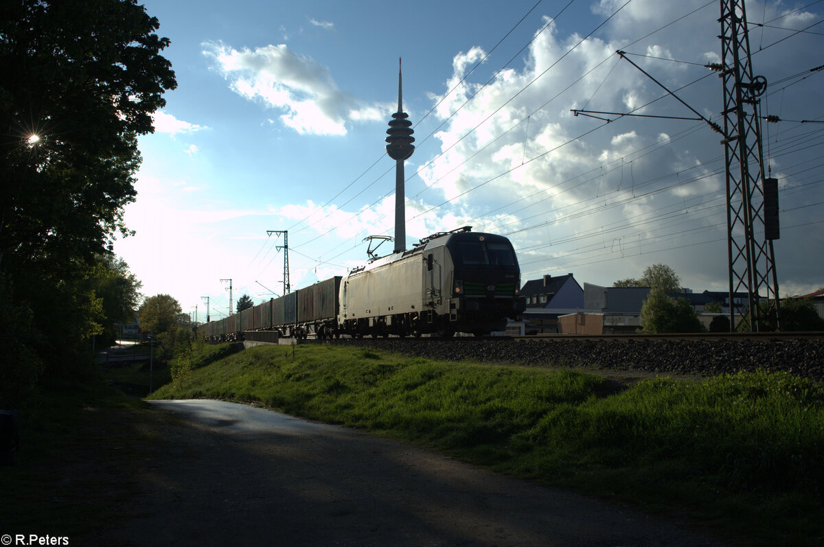 193 498-3 mit einem Containerzug in Nürnberg Hohe Marter. 18.04.24