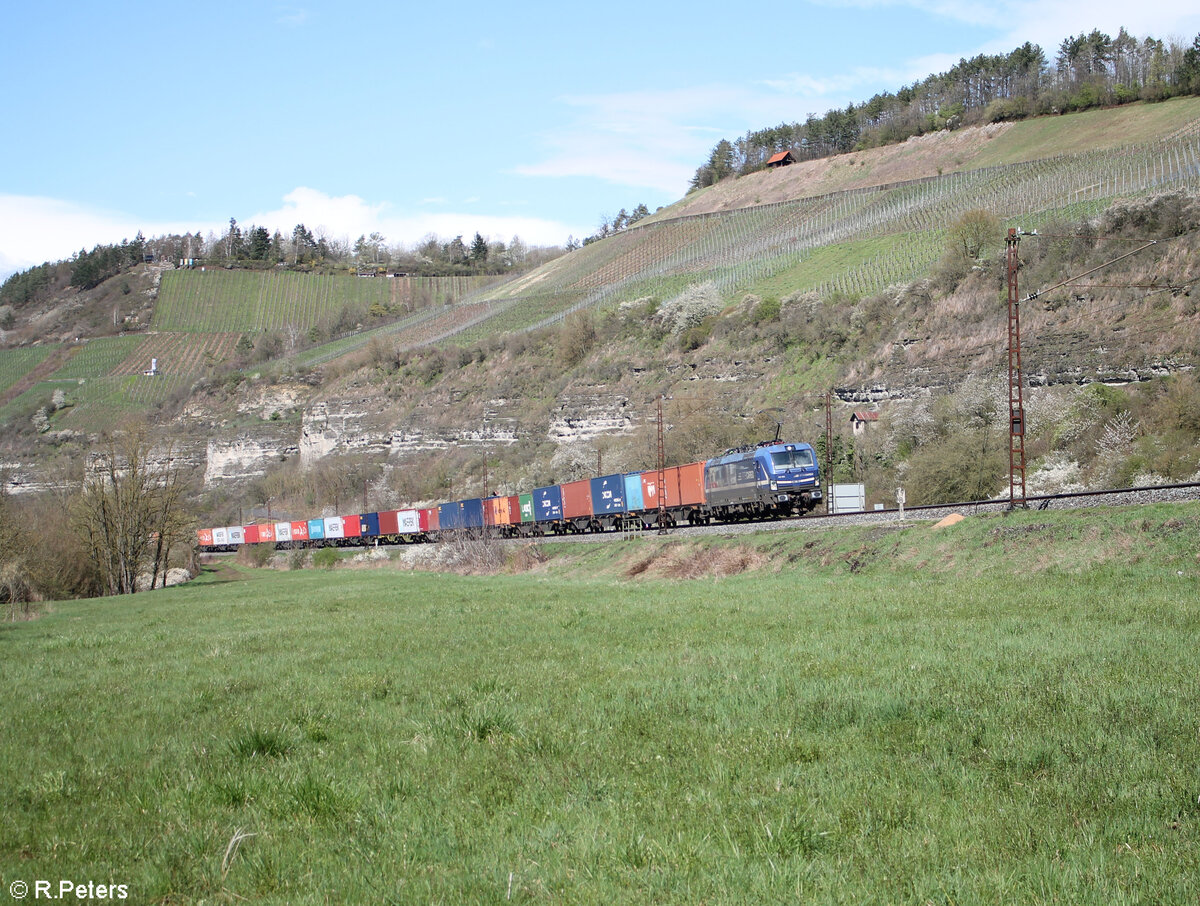 193 565-9 mit Containerzug bei Himmelstadt gen Süden. 28.03.24