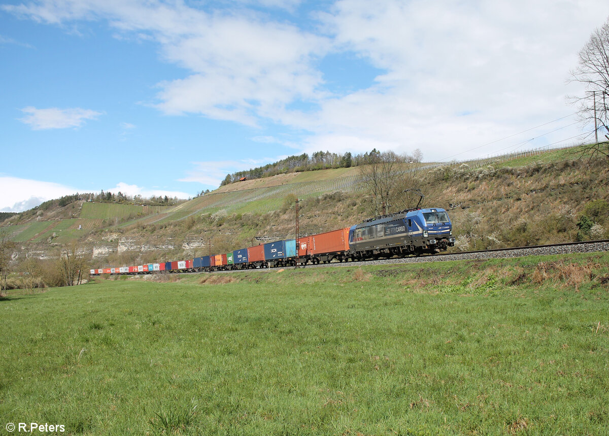 193 565-9 mit Containerzug bei Himmelstadt gen Süden. 28.03.24