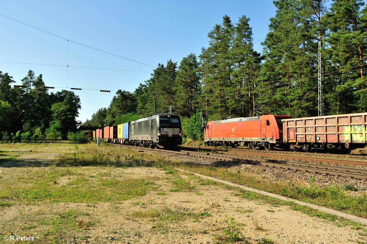 193 616 mit einem Containerzug bei der Durchfahrt in Ochenbruck gen Süden. 15.09.23