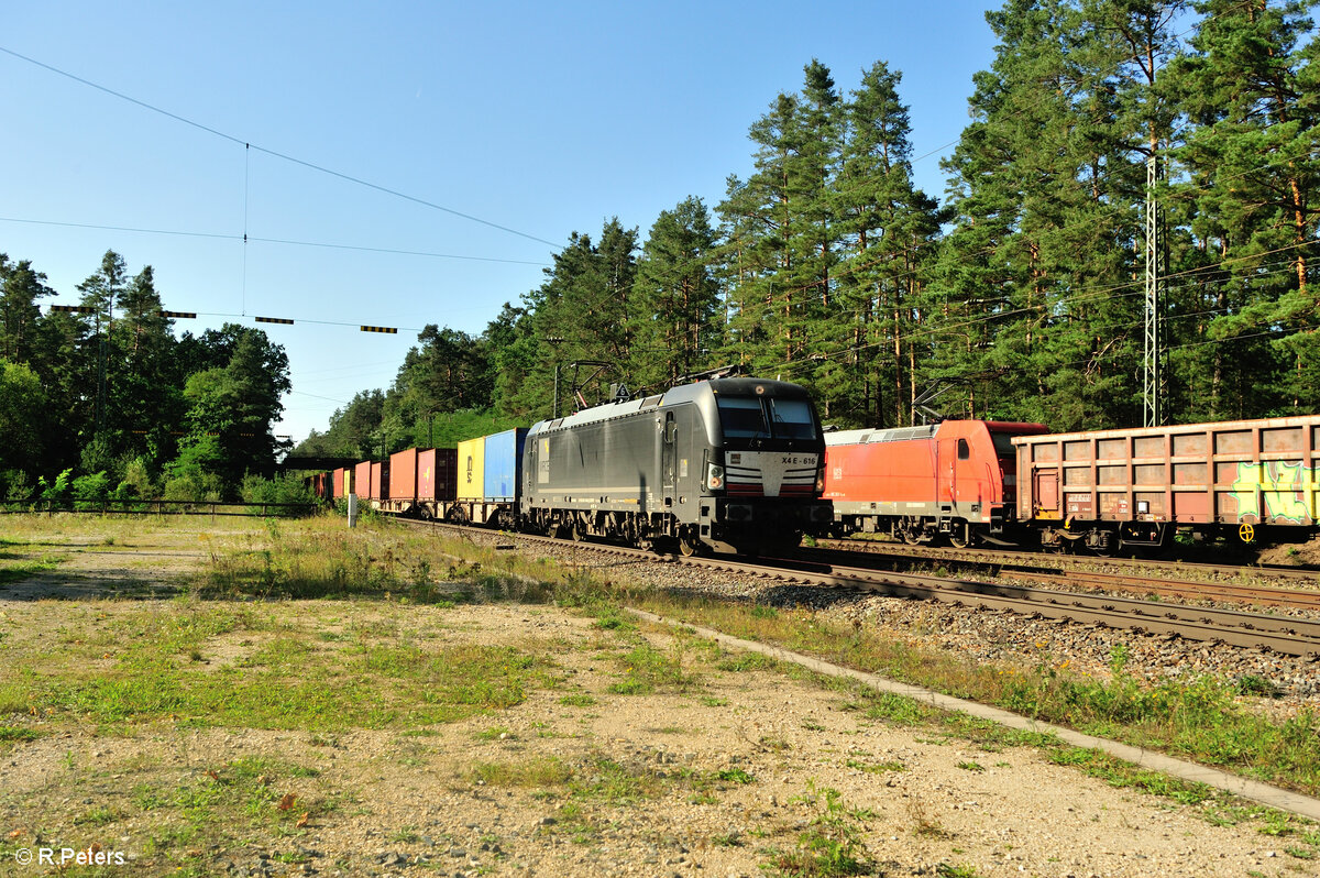 193 616 mit einem Containerzug bei der Durchfahrt in Ochenbruck gen Süden. 15.09.23