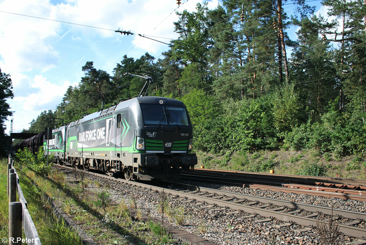 193 734 + 193 742 mit Falns Schüttgutwagen in Richtung Regensburg  in Ochenbruck durch. 19.09.23