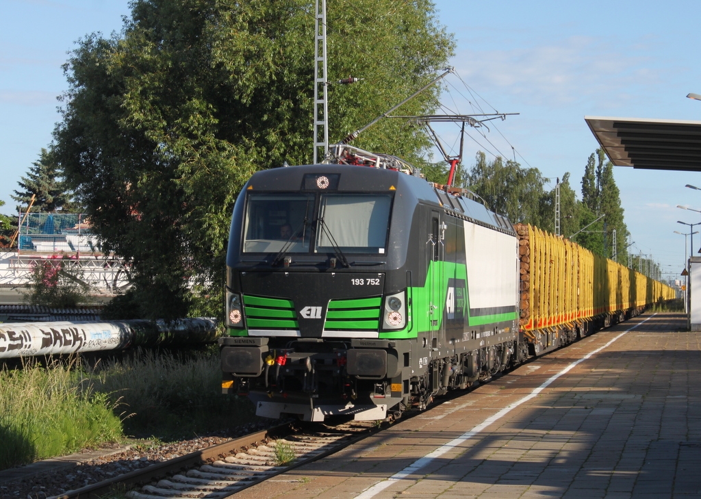 193 752-3 mit Holzzug von Rostock-Bramow nach Stendal-Niedergörne bei der Durchfahrt am Morgen des 14.06.2019 um 07:17 Uhr am S-Bahnhof Rostock-Holbeinplatz