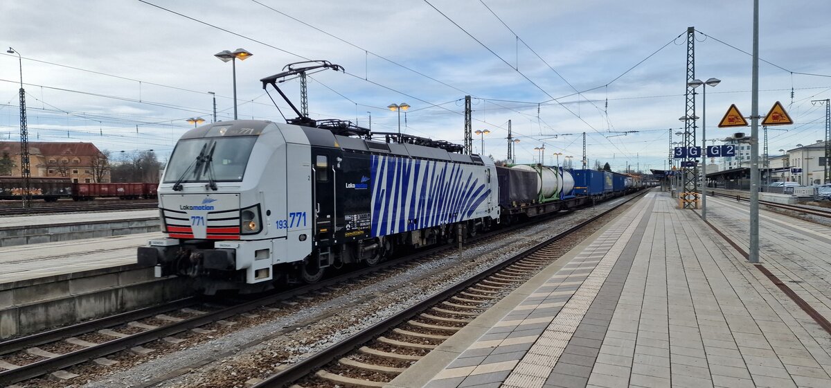 193 771 von Lokomotion mit GZ durch Rosenheim am 29.Dezember 2022