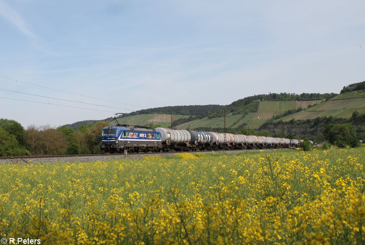 193 793-7  RATH  mit einem Kesselzug bei Himmelstadt gen Sden. 11.05.24