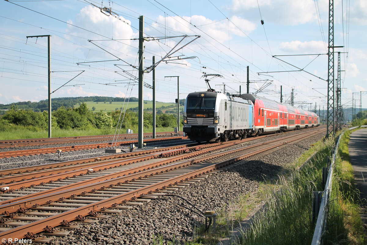 193 802 zieht im Sandwitch als RE19 4923 Sonneberg - Nürnberg bei Ebensfeld in Richtung Norden. 20.05.24