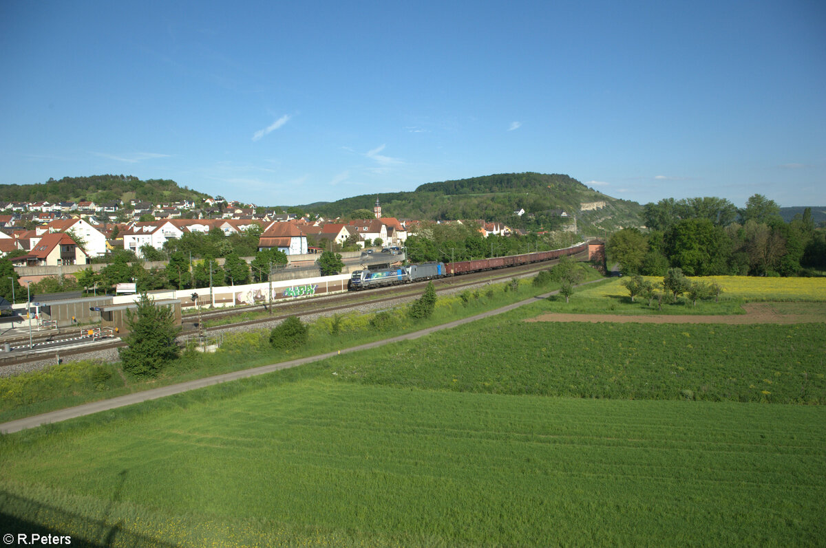 193 810-9  Salzburg  und 193 135 ziehen mit einem Ganzzug Tamns durch Retzbach-Zellingen. 11.05.24