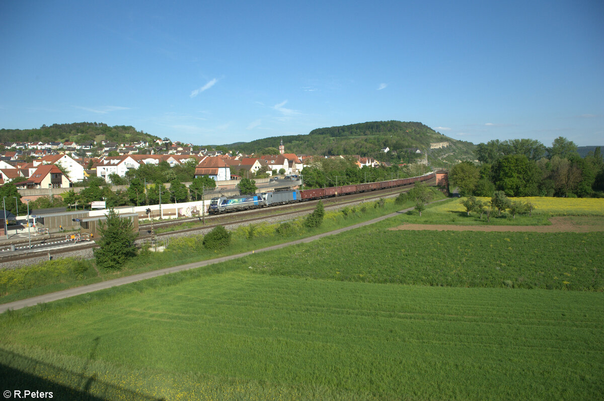 193 810-9  Salzburg  und 193 135 ziehen mit einem Ganzzug Tamns durch Retzbach-Zellingen. 11.05.24