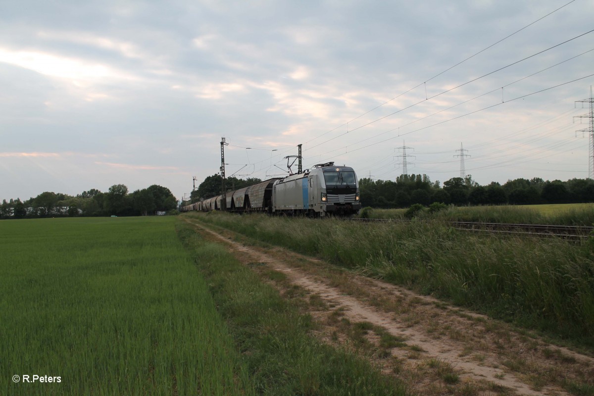 193 811-7 zieht den Getreidezug in die Slovakei bei der Netztrennstelle Bischofsheim. 22.05.15