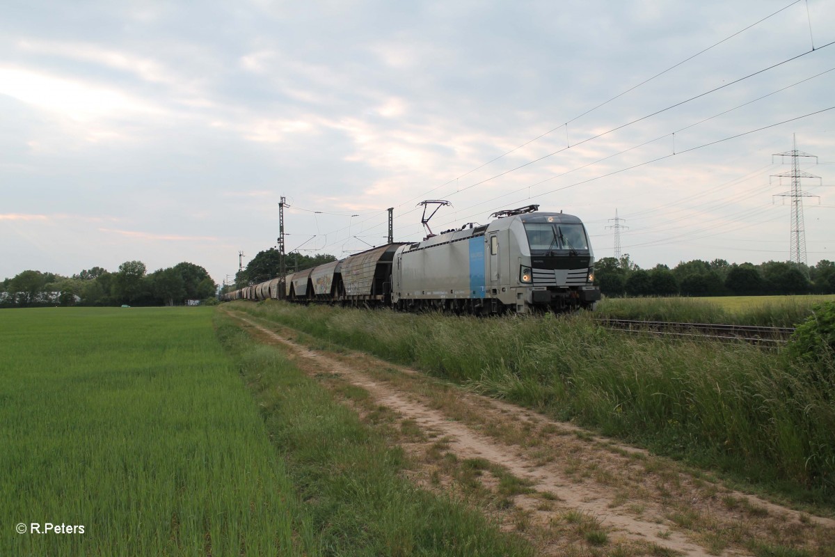 193 811-7 zieht den Getreidezug in die Slovakei bei der Netztrennstelle Bischofsheim. 22.05.15