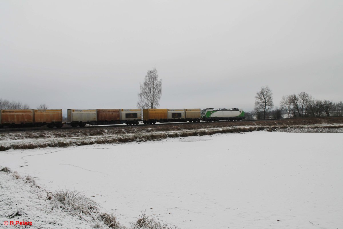 193 814-1 am Zugschluss vom Hackschnitzelzug nach Regensburg kurz hinter Wiesau/Oberpfalz. 03.01.17