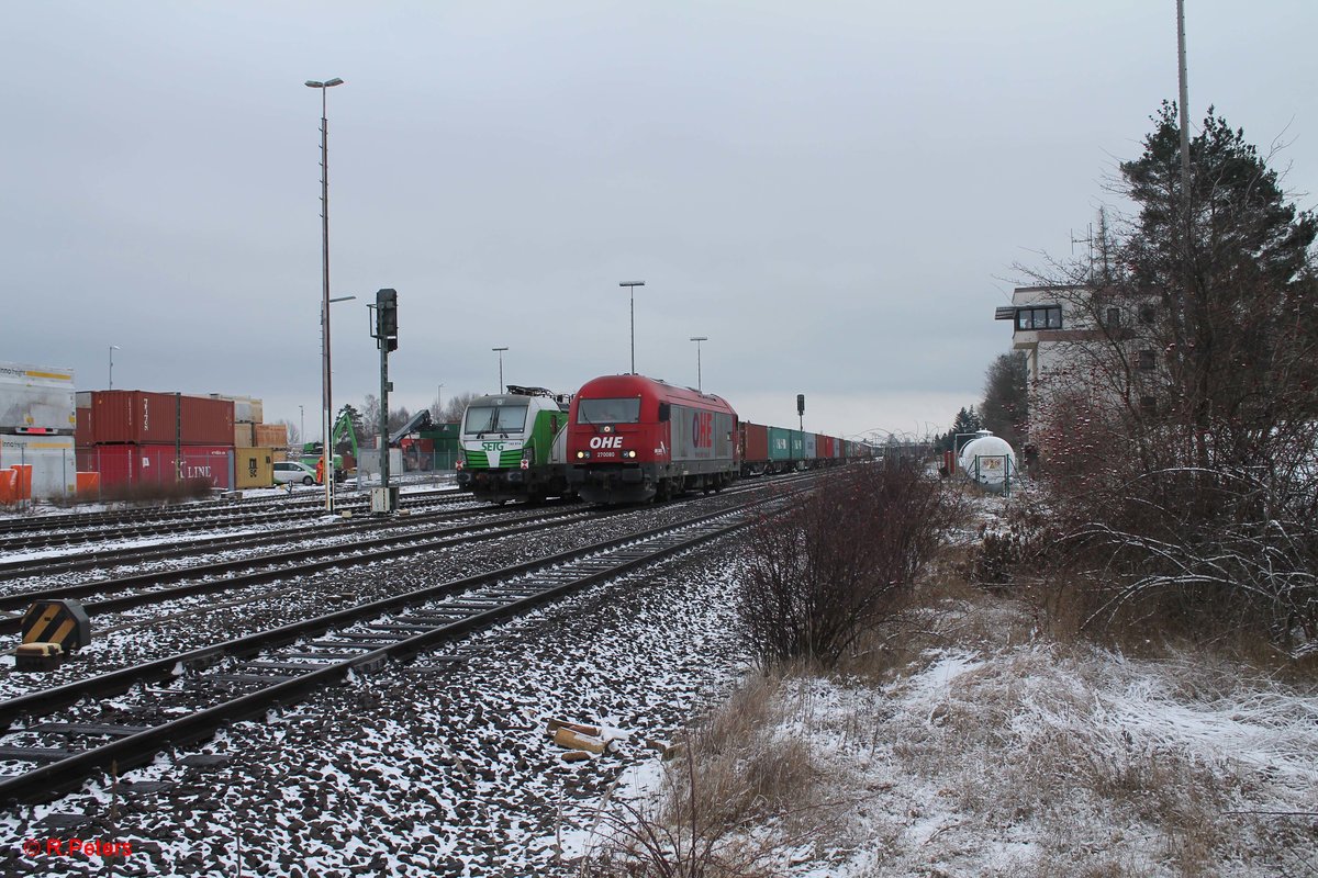 193 814 und 270080 und der Wiesau Containerzug in Wiesau. 03.01.17