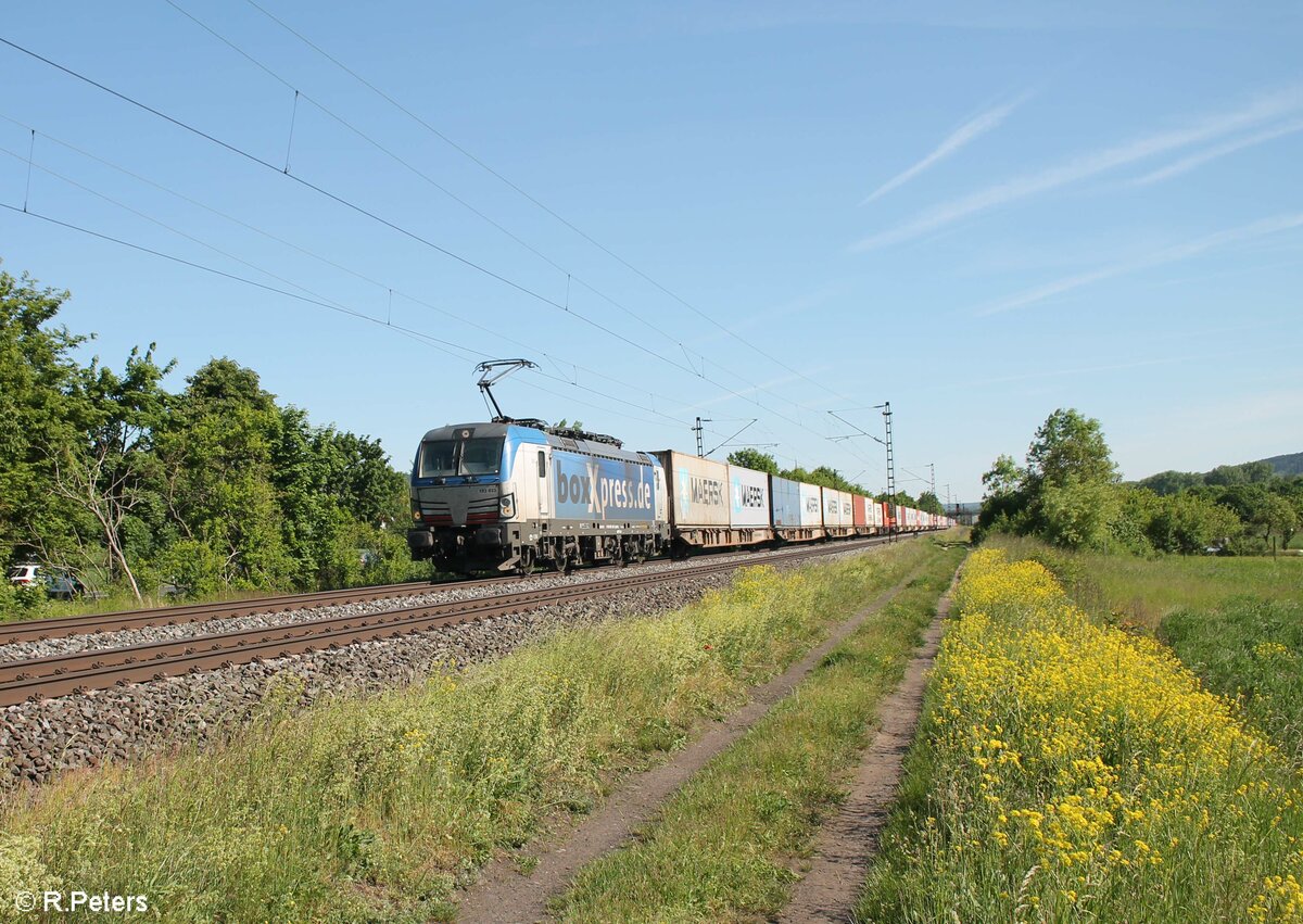 193 833-1 zieht mit einem Containerzug bei Thüngersheim gen Norden. 02.06.21