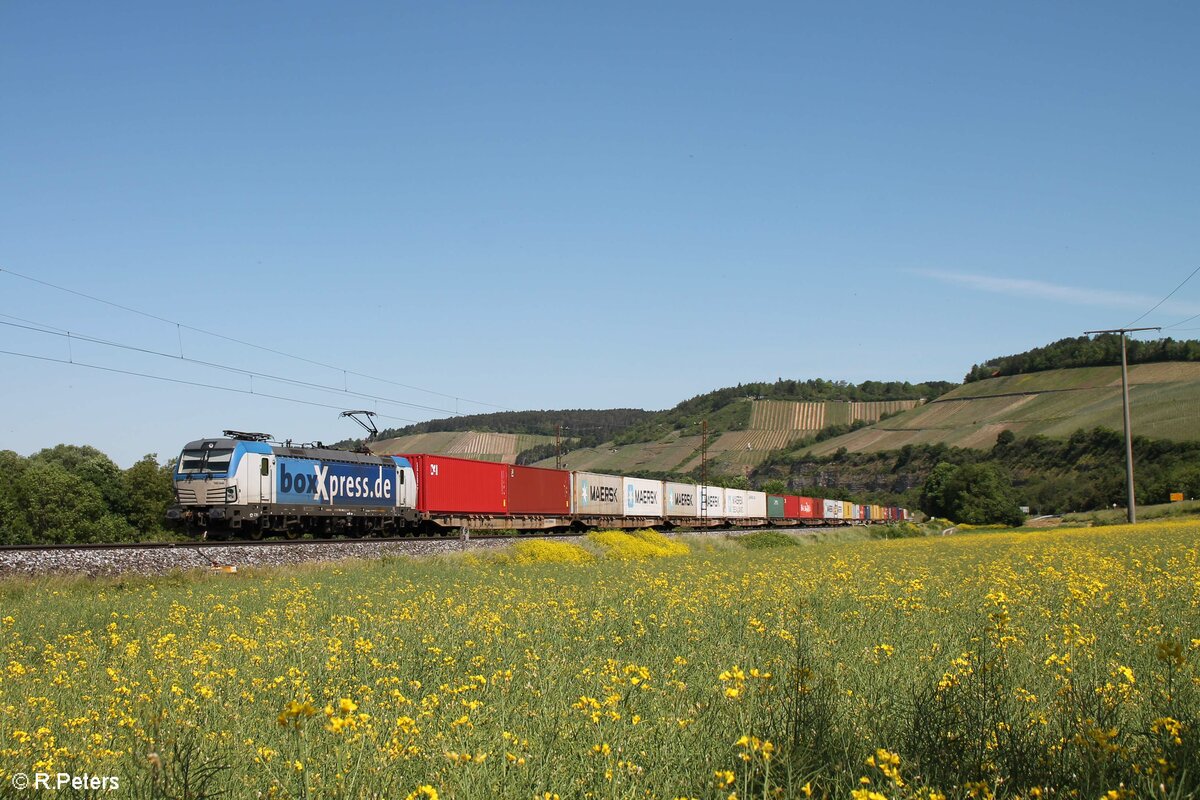 193 842-2 zieht vor Himmelstadt mit einem Containerzug gen Süden. 02.06.21