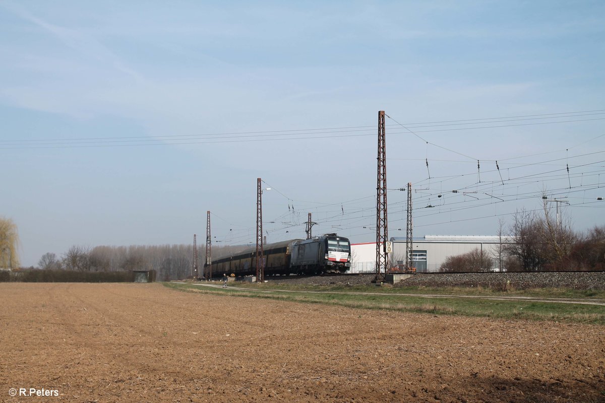 193 856-2 zieht bei Retzbach-Zellingen ein ARS Altmann Autotransportzug gen Würzburg. 16.03.17