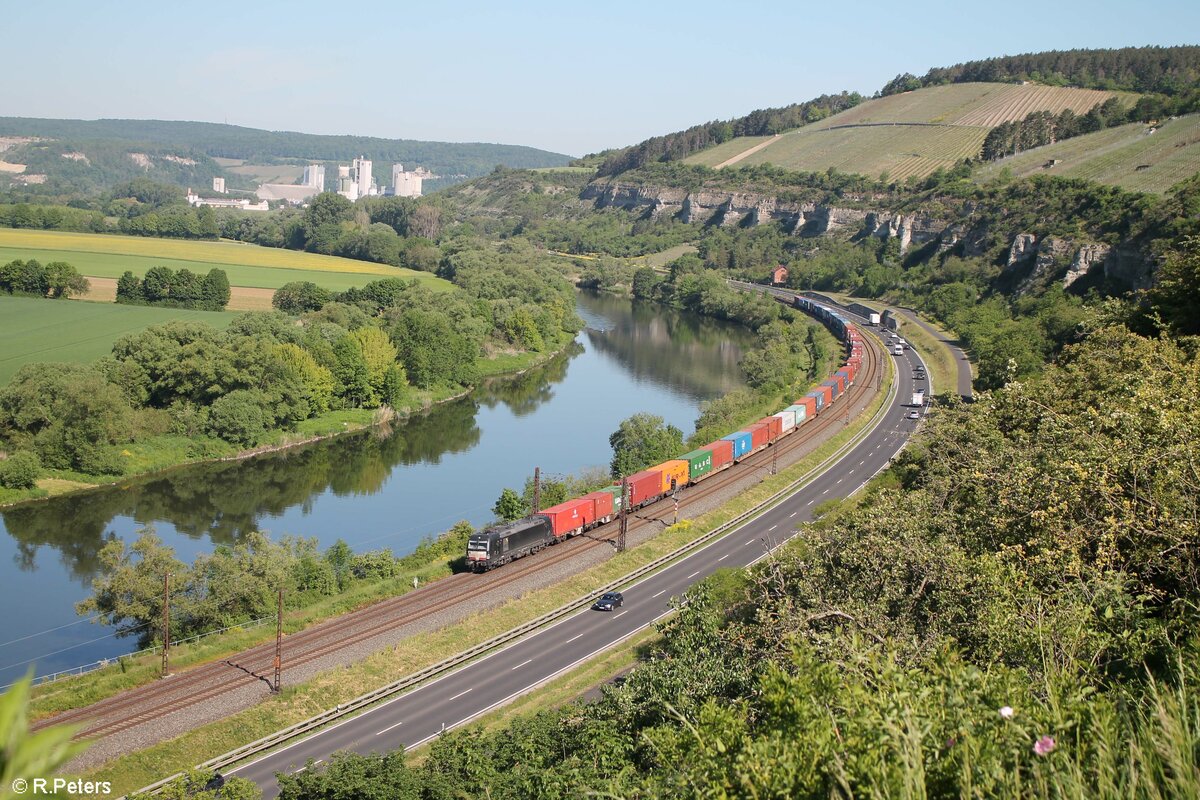 193 858 zieht mit einem Containerzug zwischen Himmelstadt und Karlstadt gen Süden. 02.06.21