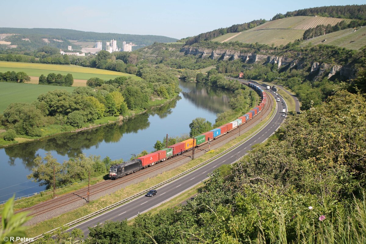 193 858 zieht mit einem Containerzug zwischen Himmelstadt und Karlstadt gen Süden. 02.06.21