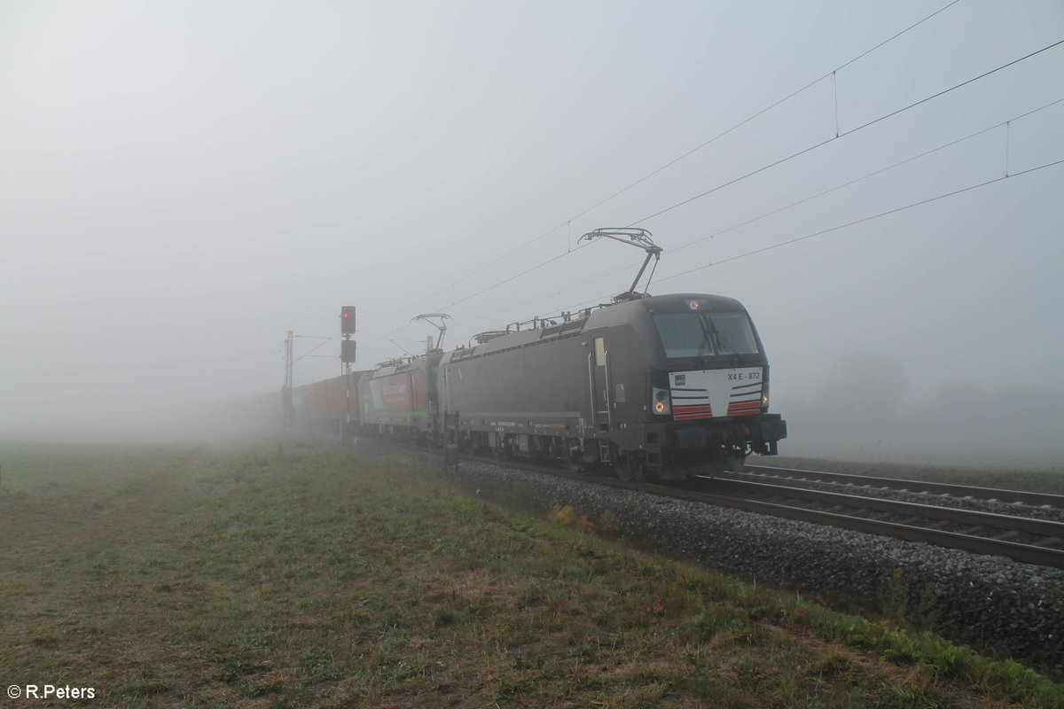 193 872-9 und 193 284-7 ziehen einen Containerzug bei Retzbach-Zellingen in Richtung Gemünden. 13.10.18