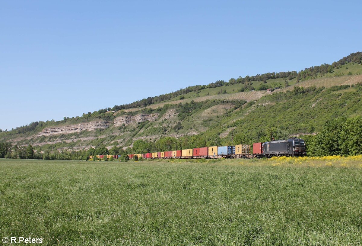 193 873-7 zieht ein Containerzug bei Thüngersheim. 02.06.21