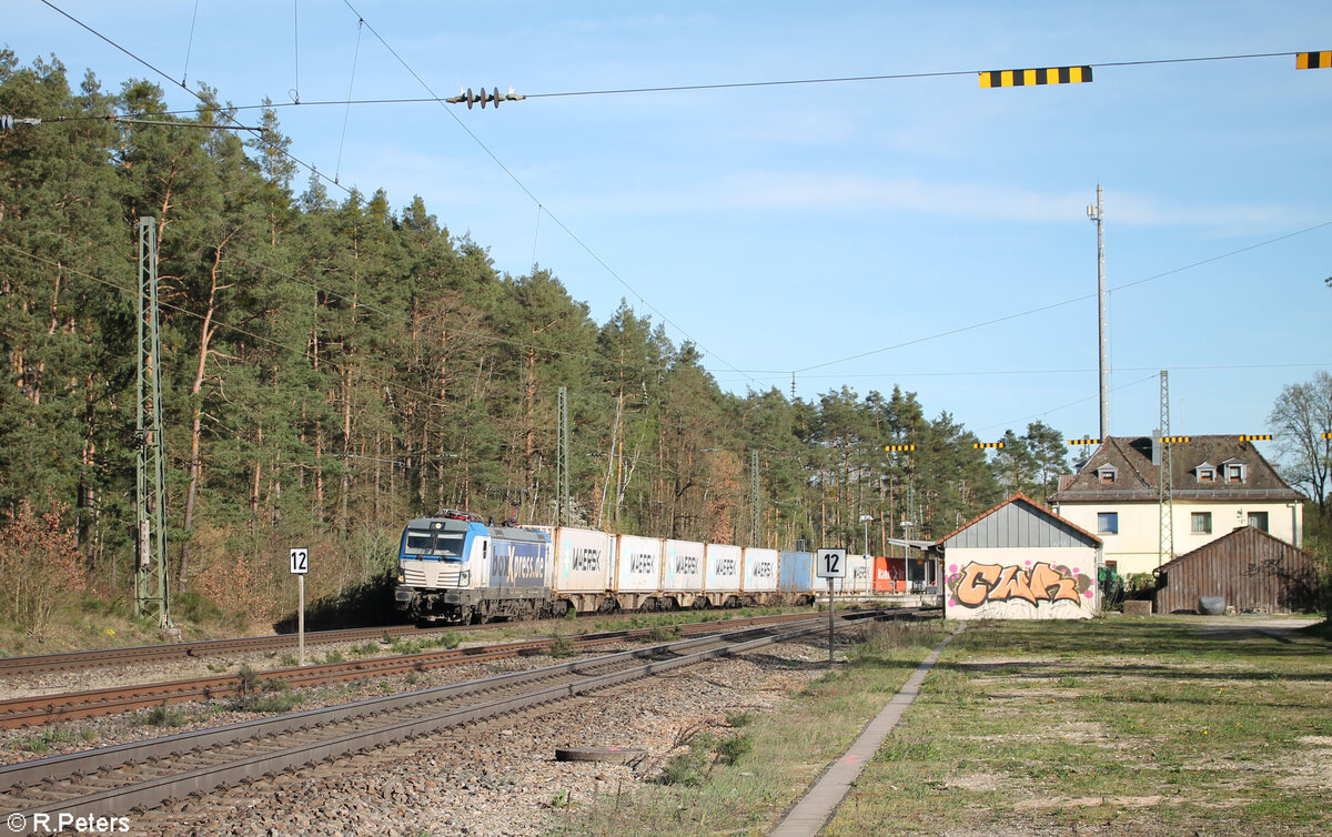 193 880-2 kommt mit einem Containerzug in Ochenbruck um die Ecke. 06.04.24