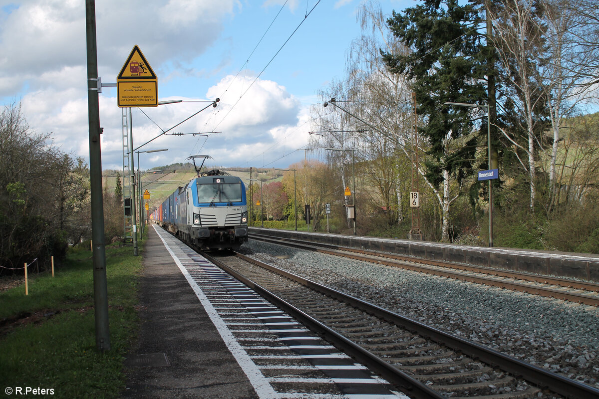 193 882 zieht mit einem Containerzug durch Himmelstadt in Richtung Süden. 28.03.24