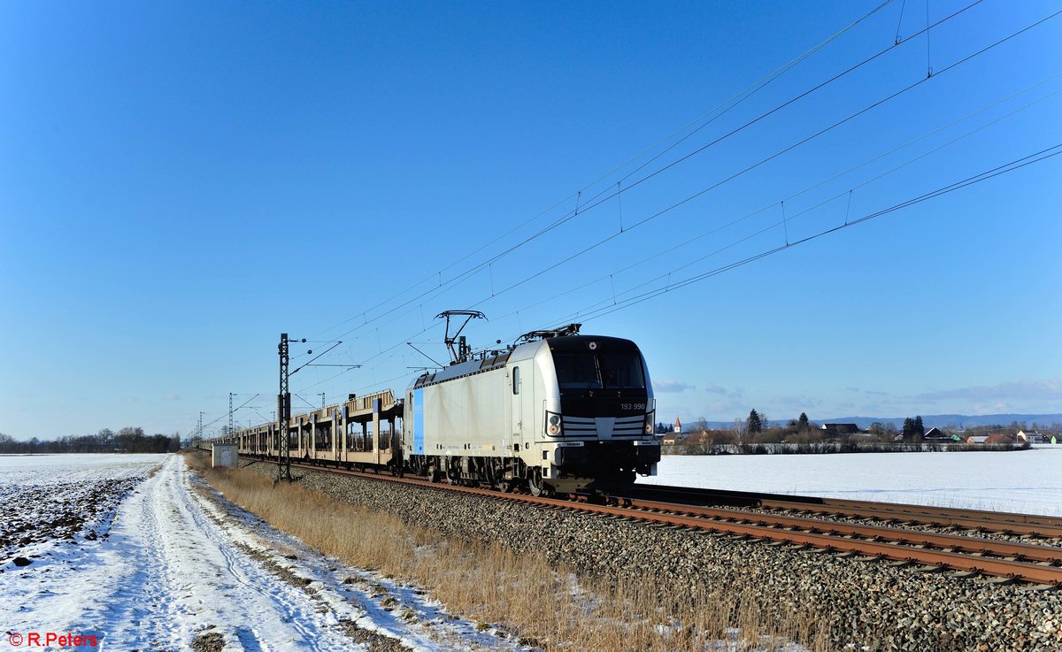 193 990 zieht mit einem leeren Autotransportzug Richtung Passau bei Moosham. 13.02.21