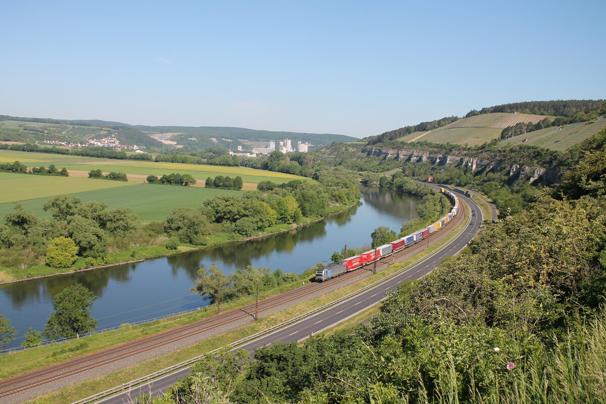 193 997-4 mit einem Wechselpritschentzug zwischen Himmelstadt und Karlstadt. 02.06.21