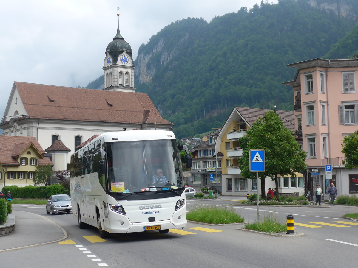 (193'058) - Aus Holland: De Vries, Norg - 73-BJB-2 - Scania/Higer am 20. Mai 2018 in Wolfenschiessen, Hauptstrasse