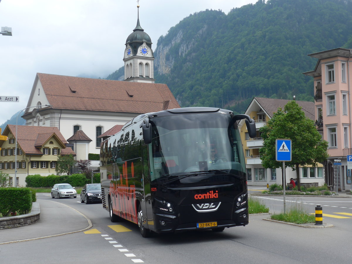 (193'111) - Aus Holland: Atlas, Stellendam - Nr. 1821/32-BKT-6 - VDL am 20. Mai 2018 in Wolfenschiessen, Hauptstrasse