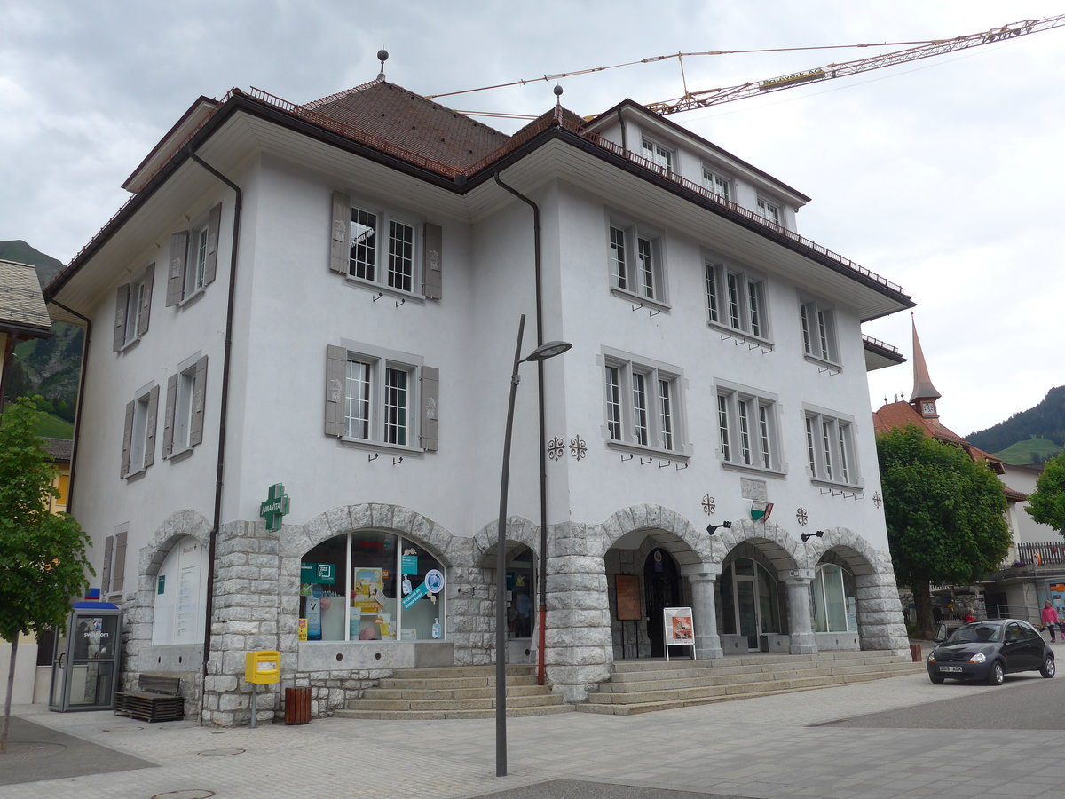 (193'290) - Apotheke und Gemeindeverwaltung am 21. Mai 2018 in Chteau-d'Oex