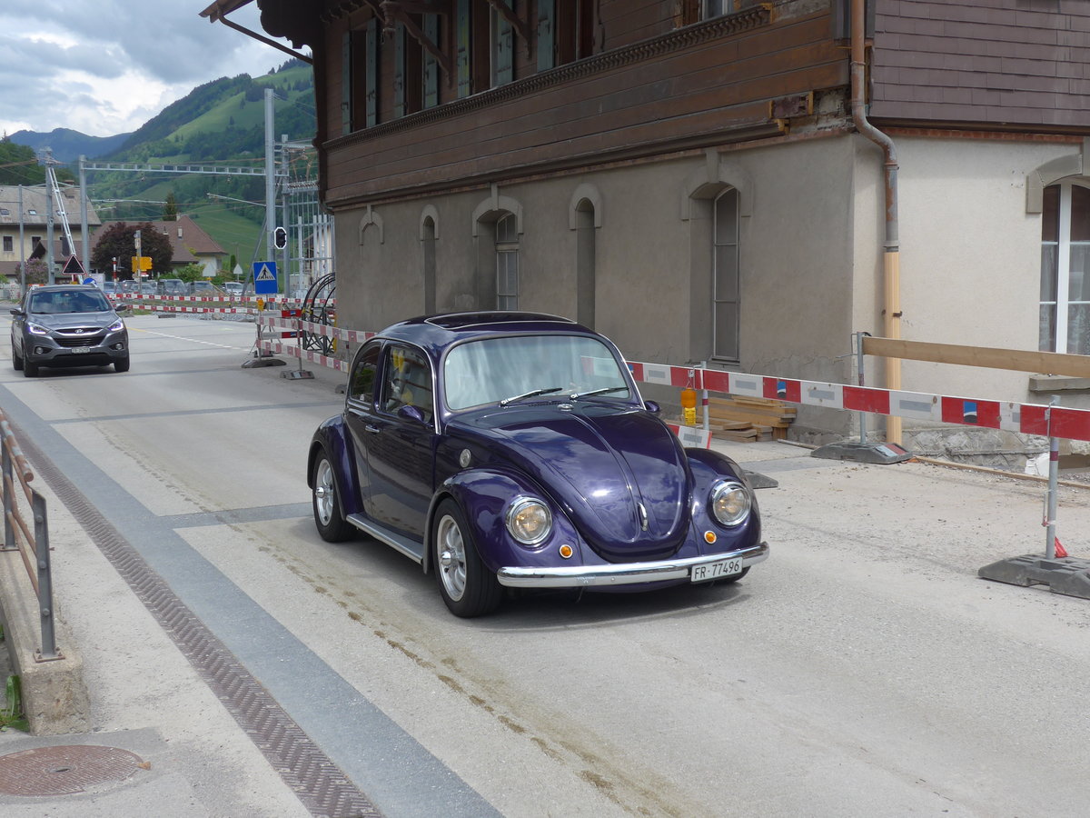 (193'320) - VW-Kfer - FR 77'496 - am 21. Mai 2018 beim Bahnhof Montbovon