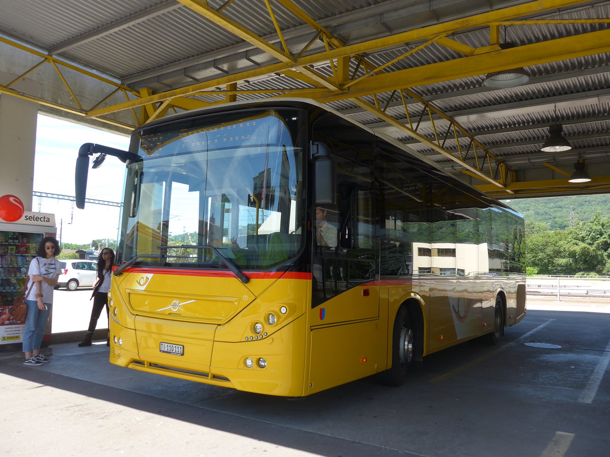 (193'830) - Autopostale, Mendrisio - TI 110'111 - Volvo am 9. Juni 2018 beim Bahnhof Mendrisio