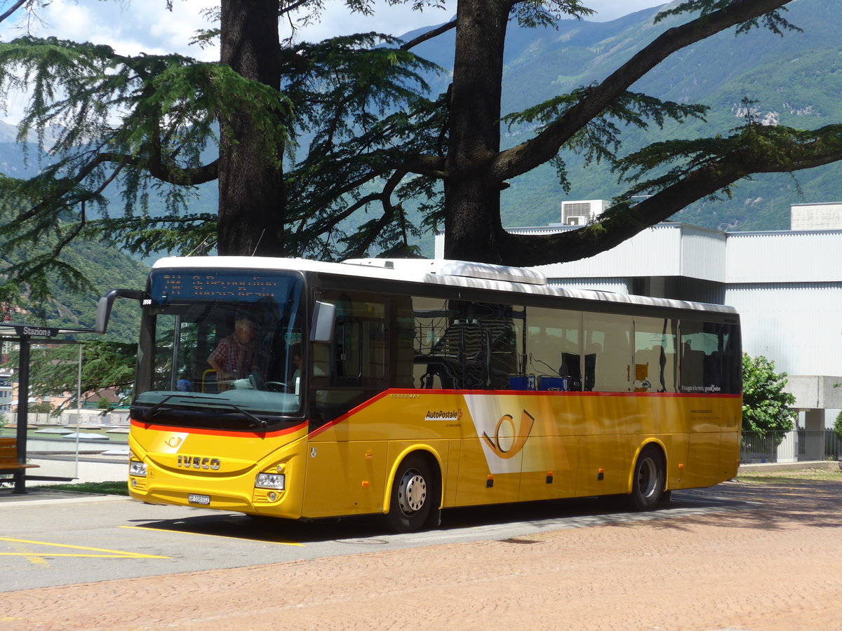 (193'859) - TpM, Mesocco - Nr. 12/GR 108'012 - Iveco am 9. Juni 2018 beim Bahnhof Bellinzona