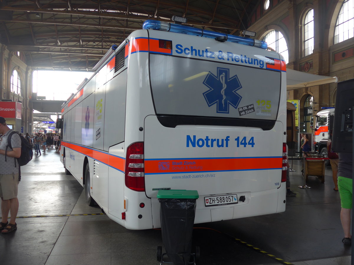 (193'876) - Stadt Zrich, Zrich - Nr. 123/ZH 588'057 - Mercedes am 9. Juni 2018 im Bahnhof Zrich