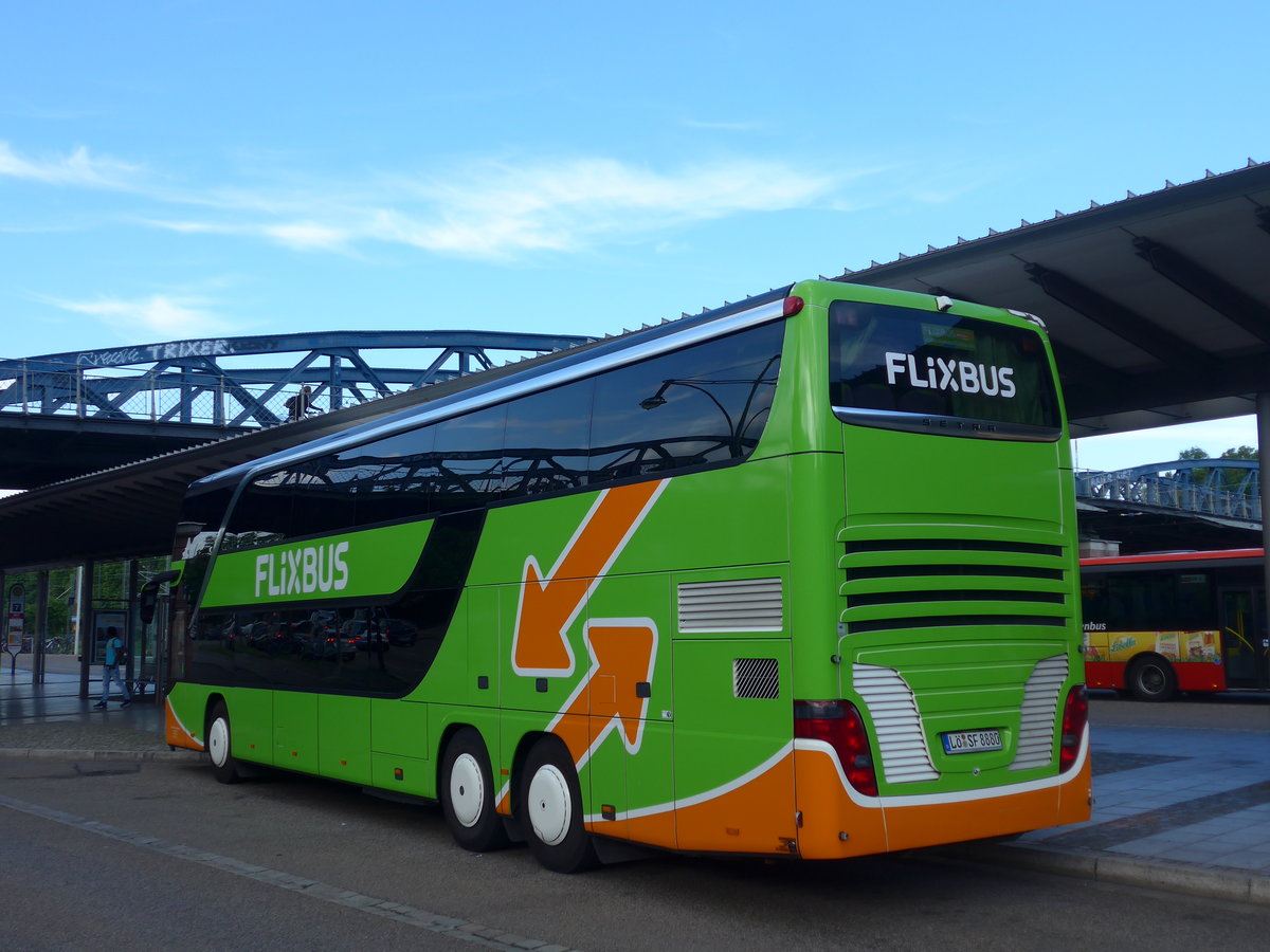 (194'115) - Stiefvater, Binzen - L-SF 8880 - Setra am 18. Juni 2018 beim Bahnhof Freiburg