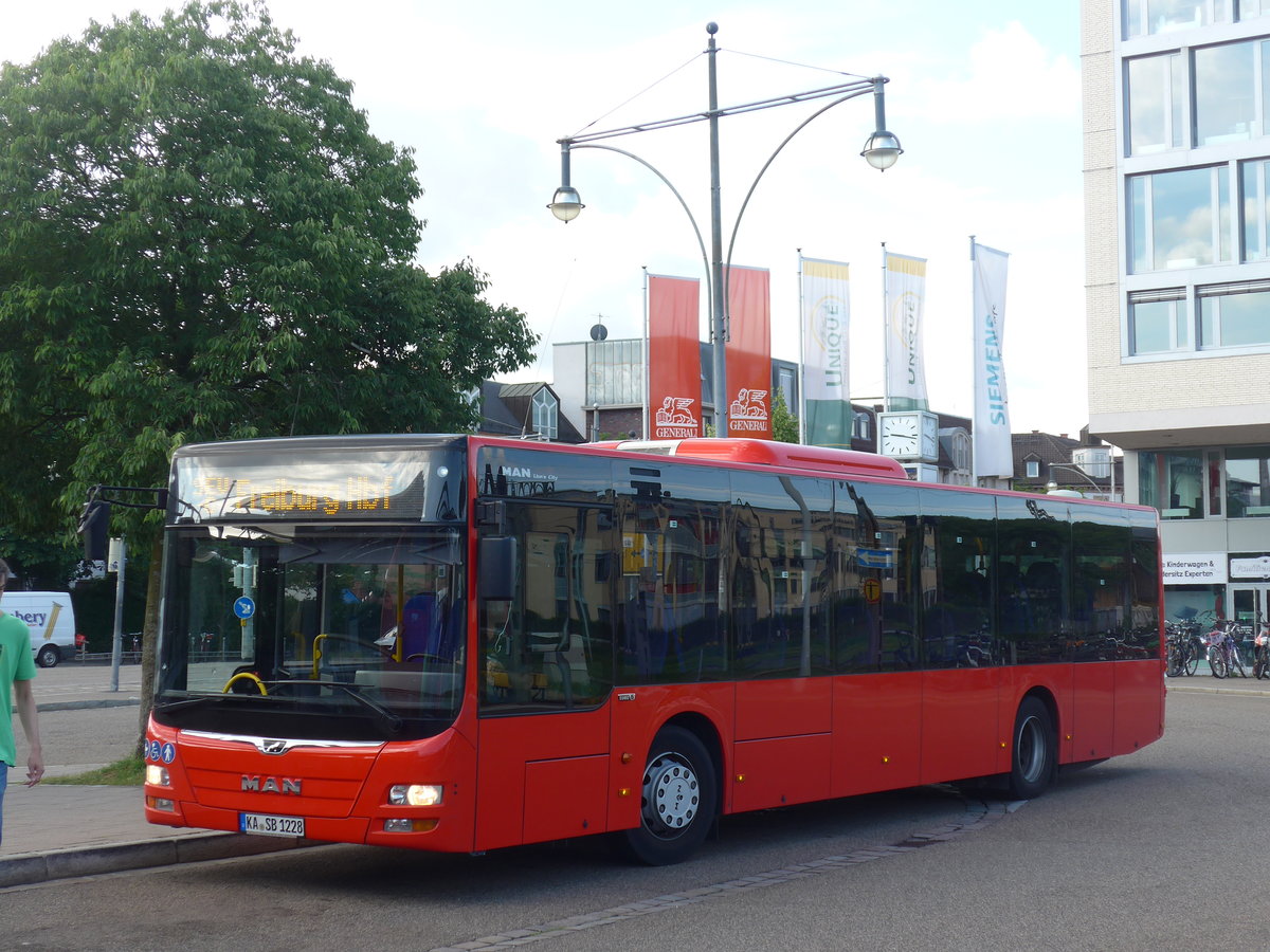 (194'120) - RVS Karlsruhe - KA-SB 1228 - MAN am 18. Juni 2018 beim Bahnhof Freiburg