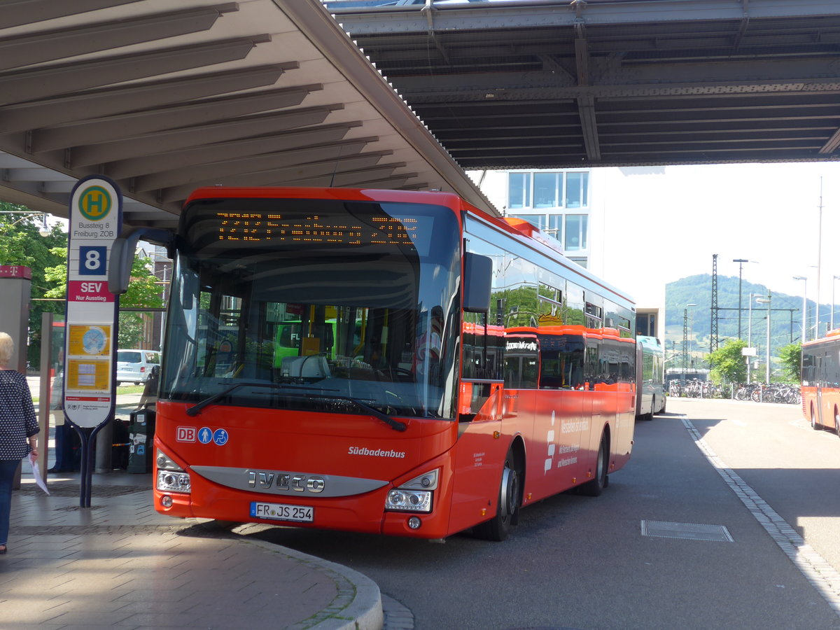 (194'176) - SBG Freiburg - FR-JS 254 - Iveco am 18. Juni 2018 beim Bahnhof Freiburg