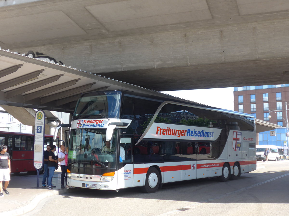 (194'193) - Freiburger-Reisedients, Freiburg - FR-BR 158 - Setra am 18. Juni 2018 beim Bahnhof Freiburg