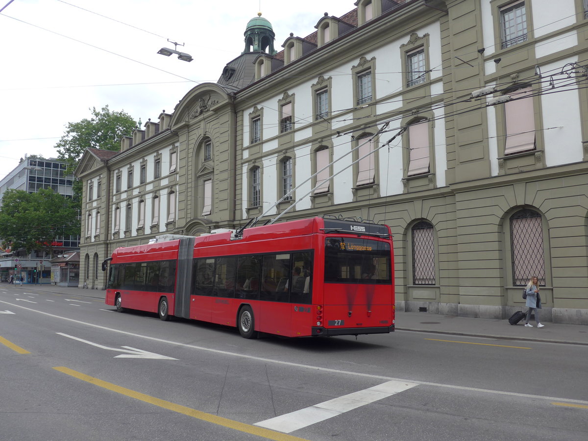 (194'367) - Bernmobil, Bern - Nr. 27 - Hess/Hess Gelenktrolleybus am 24. Juni 2018 beim Bahnhof Bern