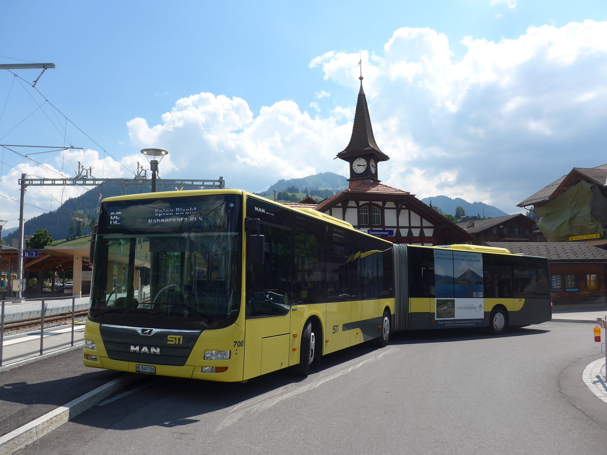 (194'706) - STI Thun - Nr. 700/BE 849'700 - MAN am 9. Juli 2018 beim Bahnhof Zweisimmen