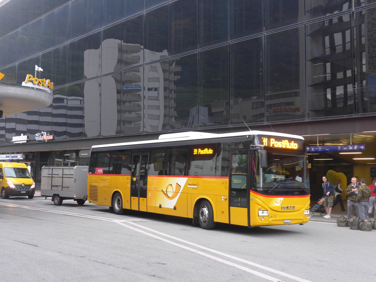 (194'906) - PostAuto Wallis - VS 424'837 - Iveco am 21. Juli 2018 beim Bahnhof Visp