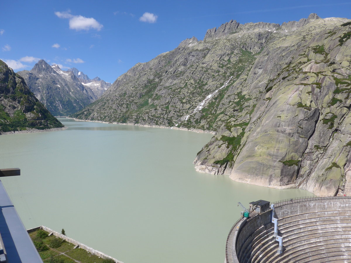 (195'247) - Der Grimselsee mit Staumauer am 29. Juli 2018 am Grimselpass