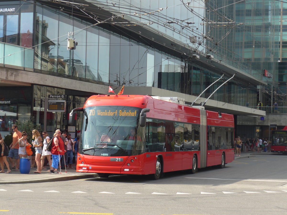 (195'466) - Bernmobil, Bern - Nr. 21 - Hess/Hess Gelenktrolleybus am 1. August 2018 beim Bahnhof Bern