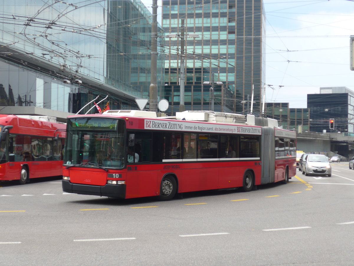 (195'478) - Bernmobil, Bern - Nr. 10 - NAW/Hess Gelenktrolleybus am 1. August 2018 beim Bahnhof Bern