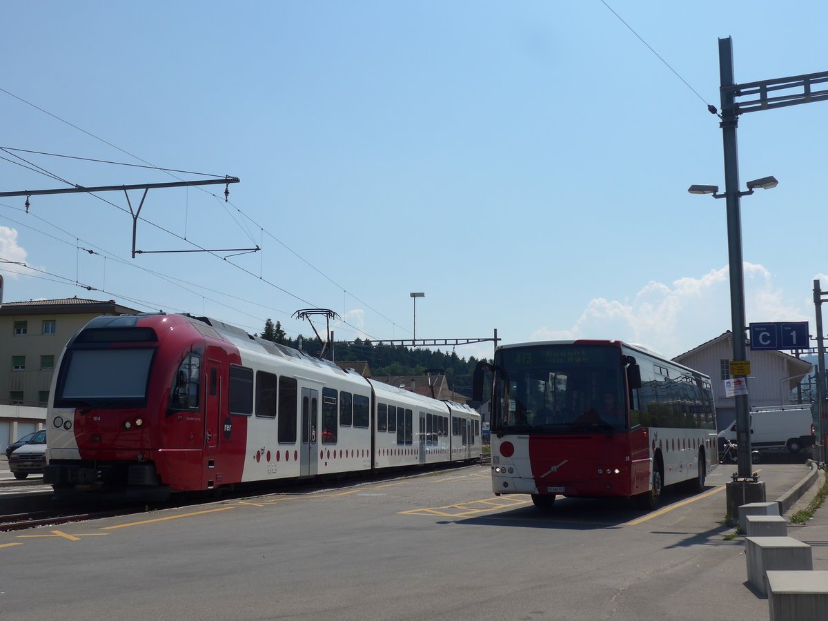 (195'591) - TPF Fribourg - Nr. 18/FR 300'353 - Volvo am 5. August 2018 beim Bahnhof Palzieux