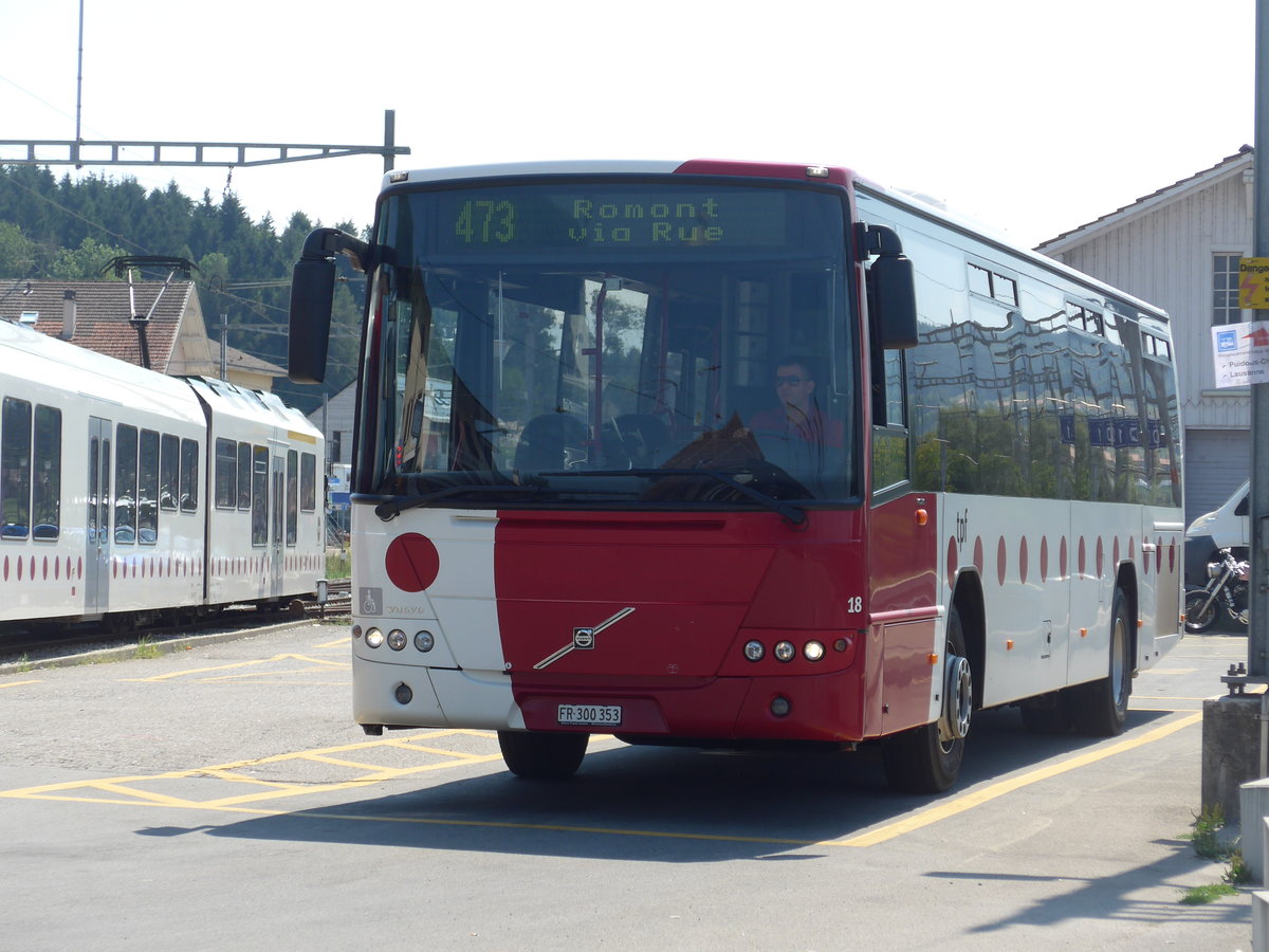 (195'592) - TPF Fribourg - Nr. 18/FR 300'353 - Volvo am 5. August 2018 beim Bahnhof Palzieux