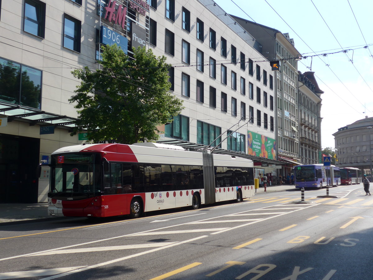 (195'618) - TPF Fribourg - Nr. 525 - Hess/Hess Gelenktrolleybus am 5. August 2018 beim Bahnhof Fribourg