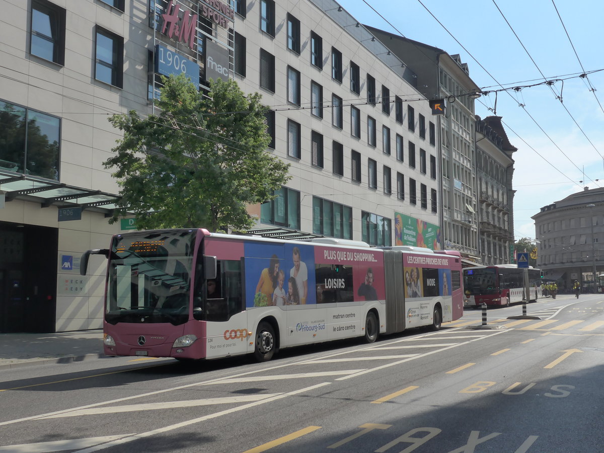 (195'620) - TPF Fribourg - Nr. 124/FR 300'383 - Mercedes am 5. August 2018 beim Bahnhof Fribourg