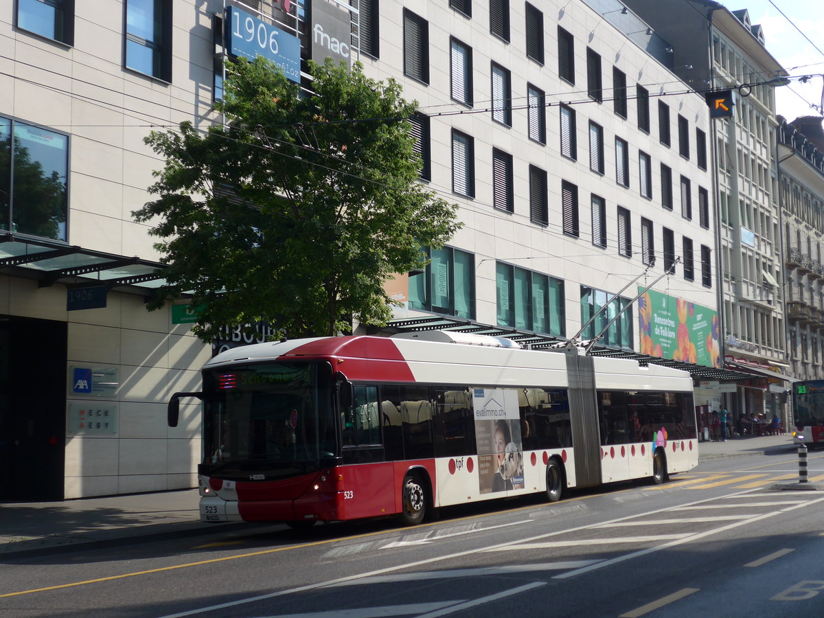 (195'662) - TPF Fribourg - Nr. 523 - Hess/Hess Gelenktrolleybus am 5. August 2018 beim Bahnhof Fribourg