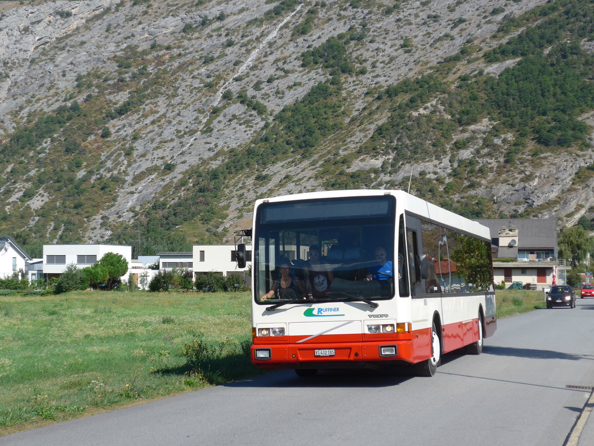 (196'004) - Ruffiner, Turtmann - VS 432'185 - Volvo/Berkhof (ex VR La Chaux-de-Fonds Nr. 93) am 19. August 2018 in Turtmann, Bahnhofstrasse